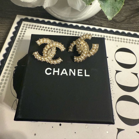 Chanel Large Faux Pearl CC Clip On Gold Earrings - Picture 1 of 9